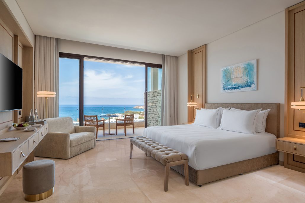 Cap Deluxe Room Bedroom angle 1 1