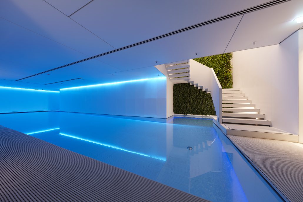 Hotel Conservatorium Amsterdam Akasha Holistic Wellbeing pool side