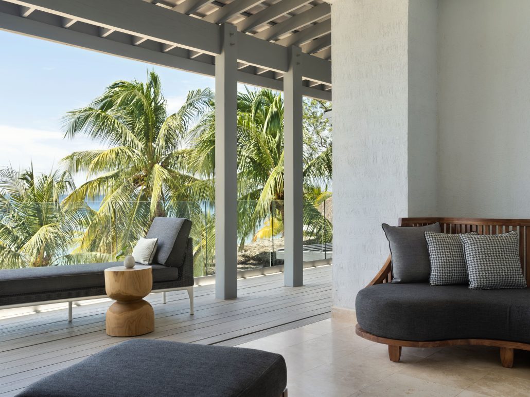 Kimpton Grand Roatanpa room terrace