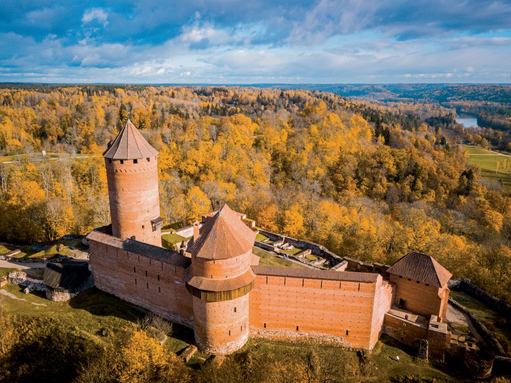 Turaidas pils zelta rudeni c Ksenija Toyechkina