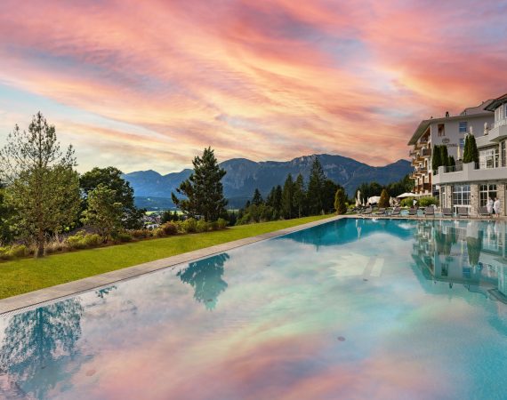 atemberaubender ausblick aus dem outdoorpool hotel panorama royal