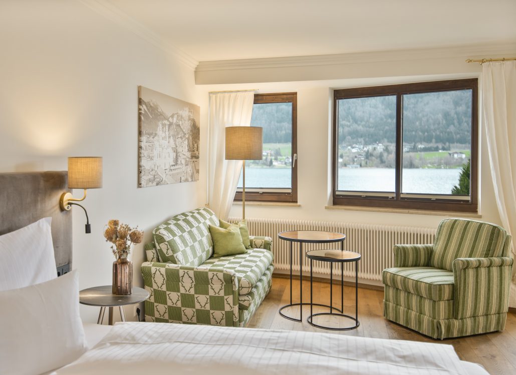 sitzecke mit blick auf den fuschlsee im filbling doppelzimmer c sebastien ouvrard
