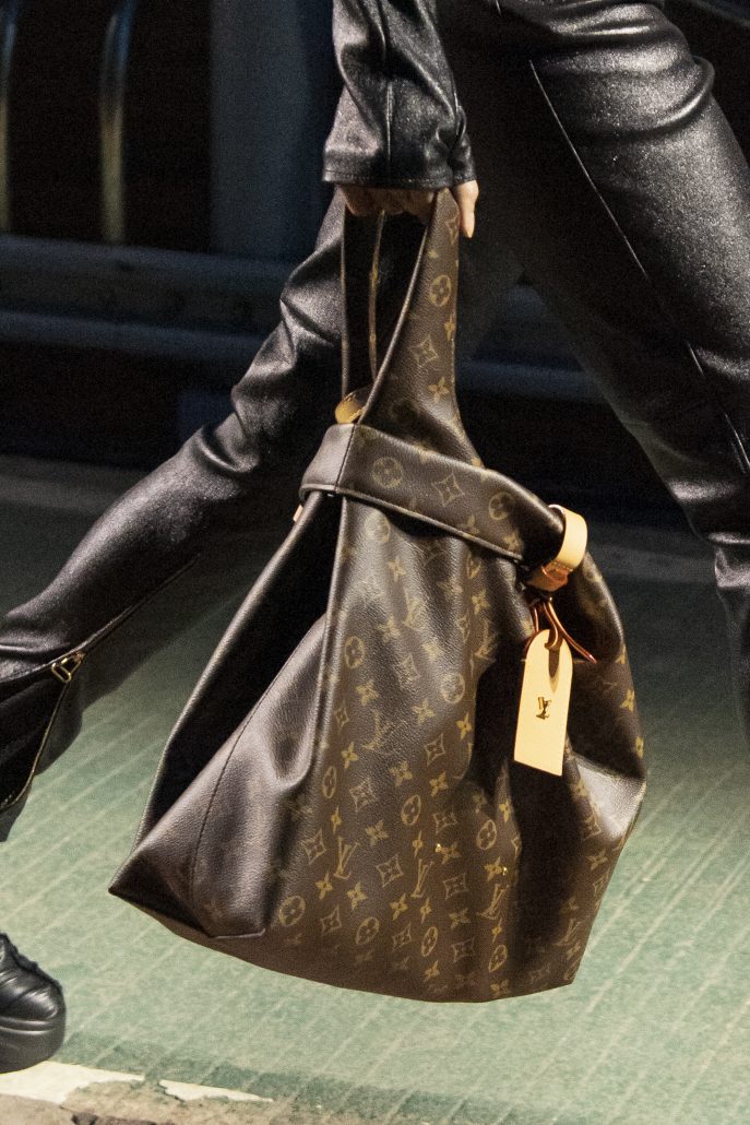 LV PREFALL 2023 SHOW ATLANTIS BAG RUNWAY DETAIL