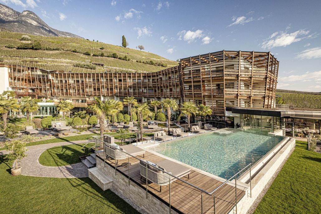 Seeleiten Aussenansicht Hotel und Sonnenterrasse mit InfinityPool 042022 cKlaus Peterlin