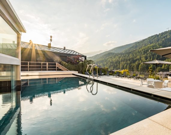 aussenpool im sommer ravelli hotel ravelli hotels