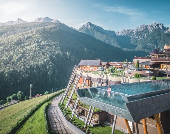 blick auf das alpin panorama hotel hubertus mit idyllischer bergkulisse alpin panorama hotel hubertus 1
