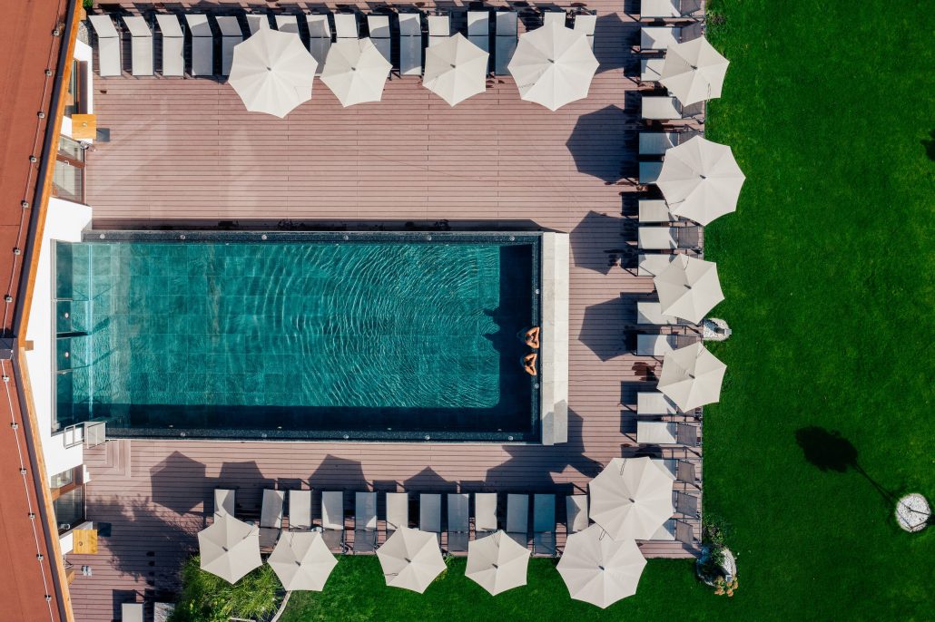 blick auf den outdoorpool mit liegemoeglichkeiten c daniel waschnig das walchsee aktivresort