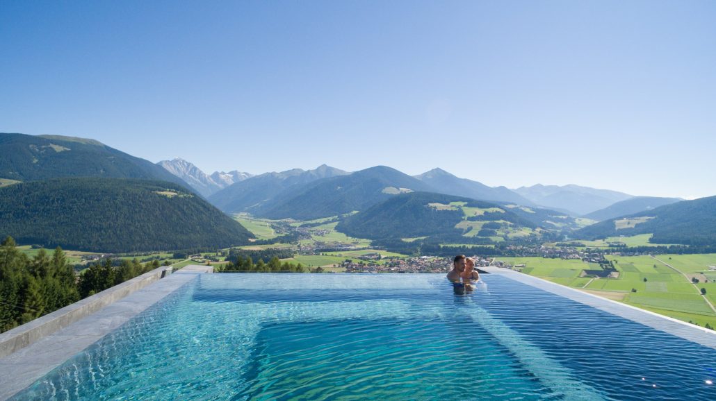 erholsame stunden zu zweit im sky pool alpin panorama hotel hubertus 1