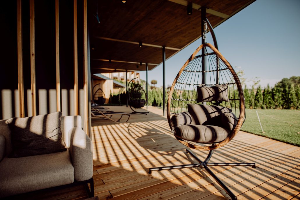ueberdachte terrasse mit haengeschaukeln c karin bergmann ratscher landhaus