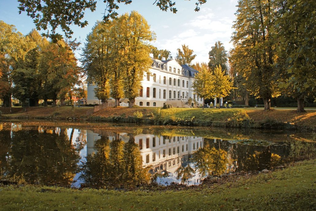 weissenhaus private nature luxury resort aussenansicht schloss herbst