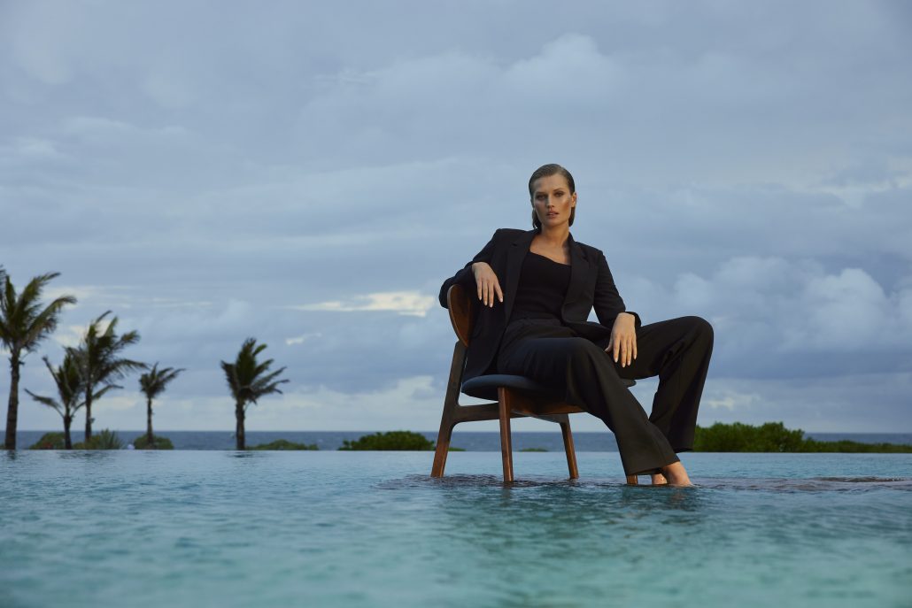 ©LASCANA Toni Garrn FS24 Kampagne Blazer 16598858 schwarz ab 119.00EURHose 78699403 schwarz ab 79.99EURTop 52501030 schwarz ab 39.99EUR 03