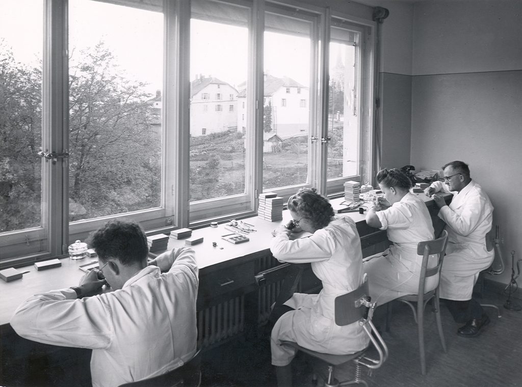 PIAGET Atelier de controle qualite CAF 1950 a droite Timothee Piaget 1024x760 1