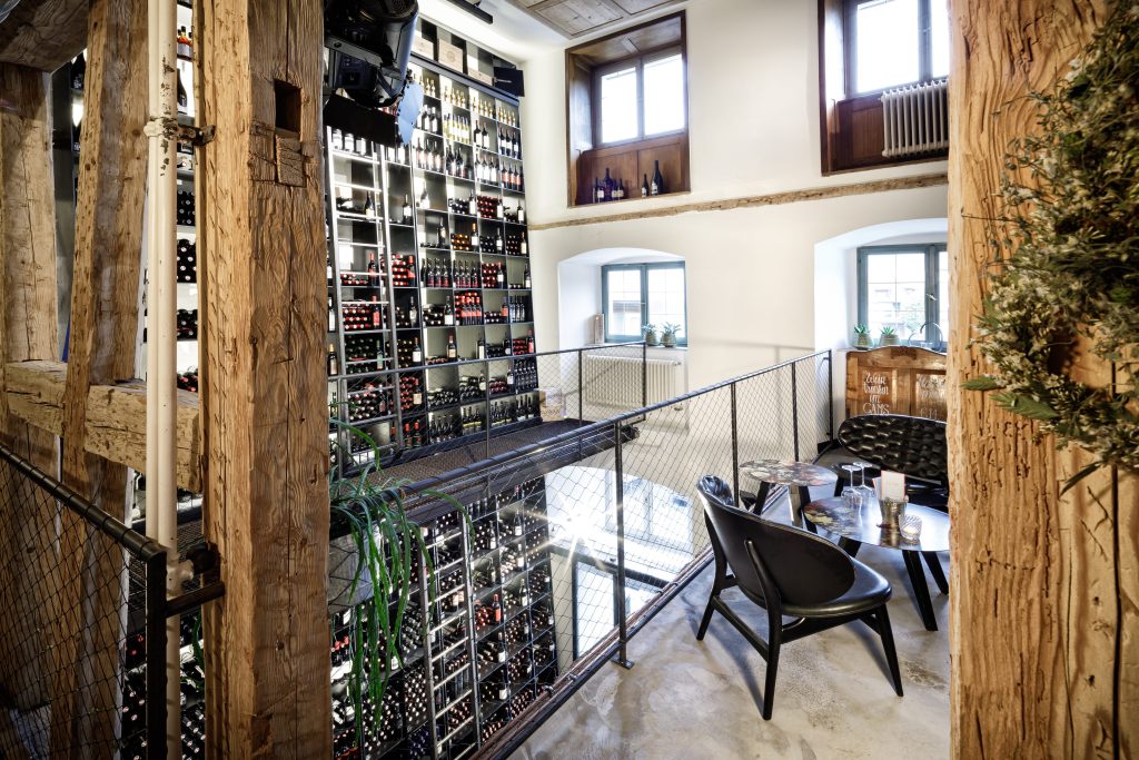 Weinregal GAMS zu zweitcChristian Woeckinger2 1024x683 1