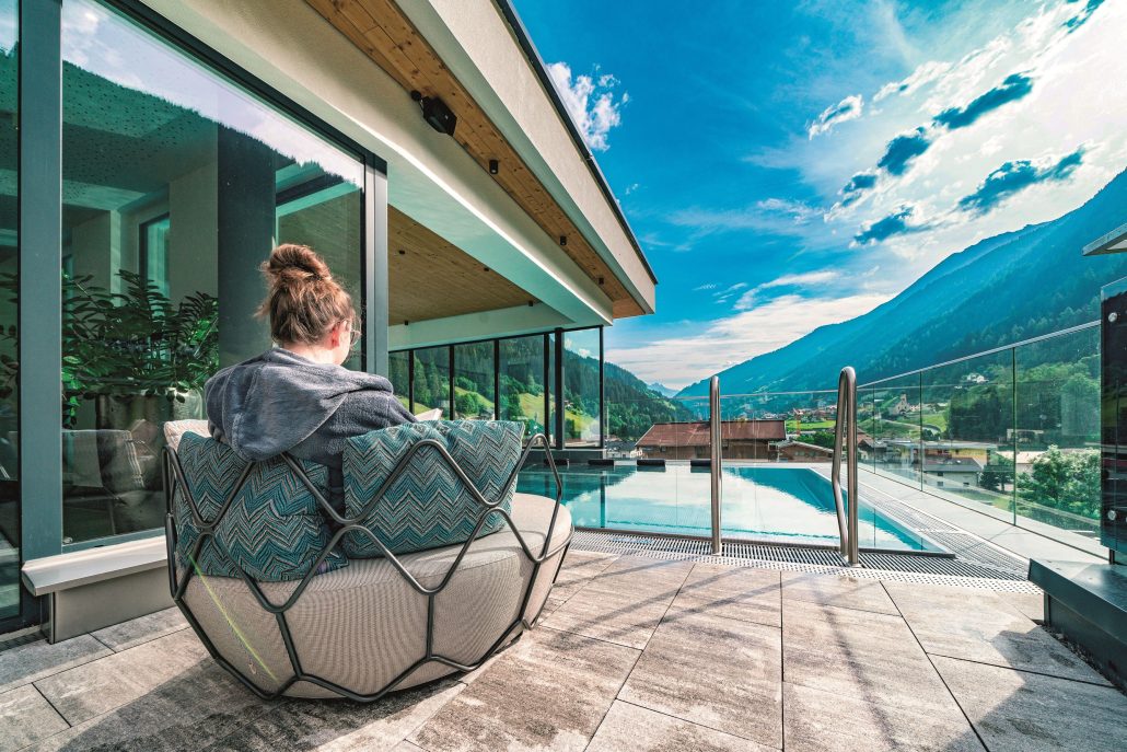 mit einem tollen buch beim pool entspannen das seemount superior active nature resort