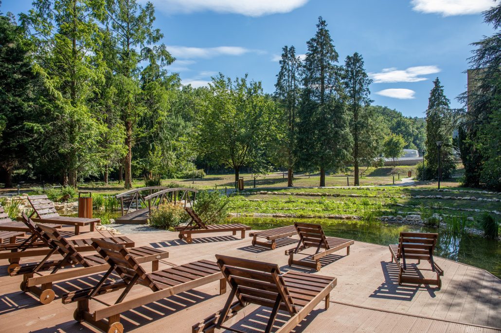 wohltuender liegebereich rund um den naturteich fagus hotel conference spa