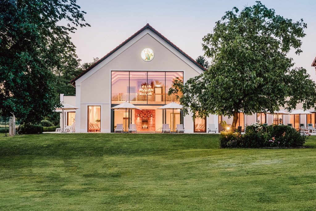 Badhaus Garten Wellness Genusshotel Der Eisvogelcwww.guenterstandl.de 1024x683 1