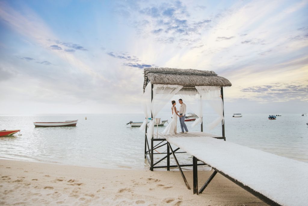 Hochzeitspaar StrandcJW Marriott Mauritius Resort 1024x684 1