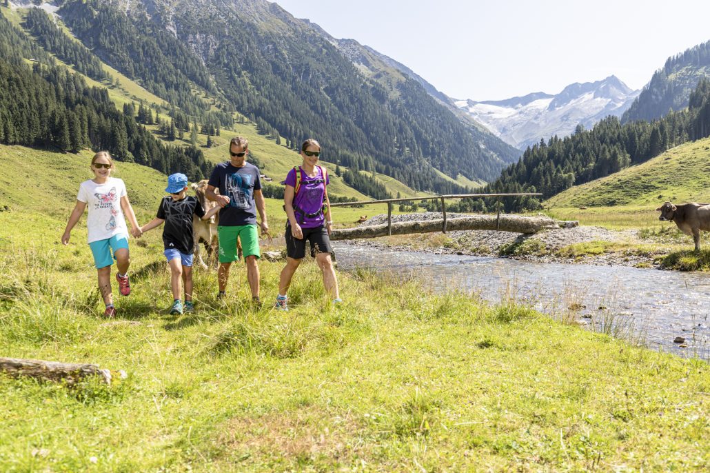familie beim wandern c zillertal arena das alpenwelt resort