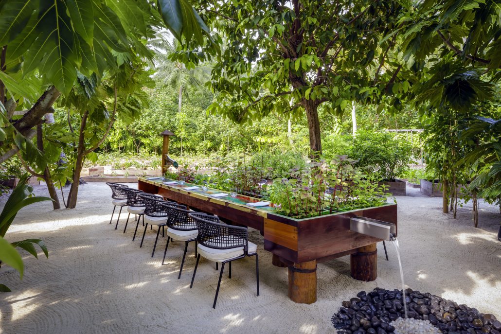 strMLEXRde 269879 Elements Dining Table