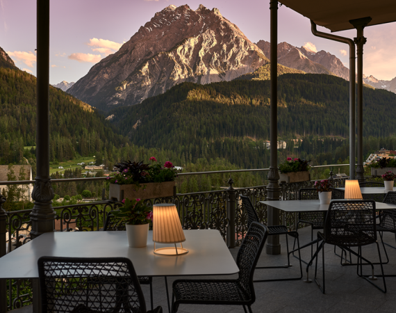 terrasse bei abenstimmung candrea badrutt hotel belvedere