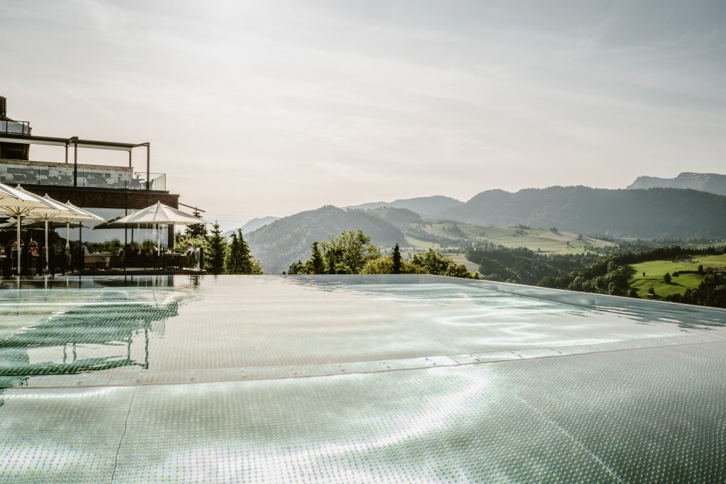 1 Infinitypool Bergkristall mein Resort im Allgaeu c guenterstandl.de 7 1024x683 1