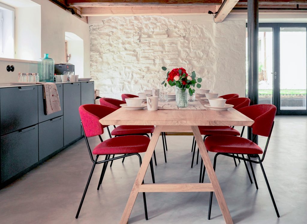 10 Suite KATHI Kueche Esstisch DIRINGLO c Karin Lochner 1024x747 1