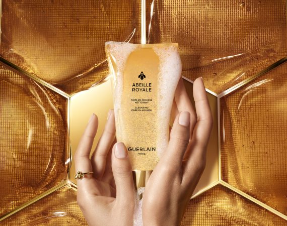 2024 01 17 GUERLAIN ABEILLE ROYALE MAIN SOIN 02 mousse rt5 rvb