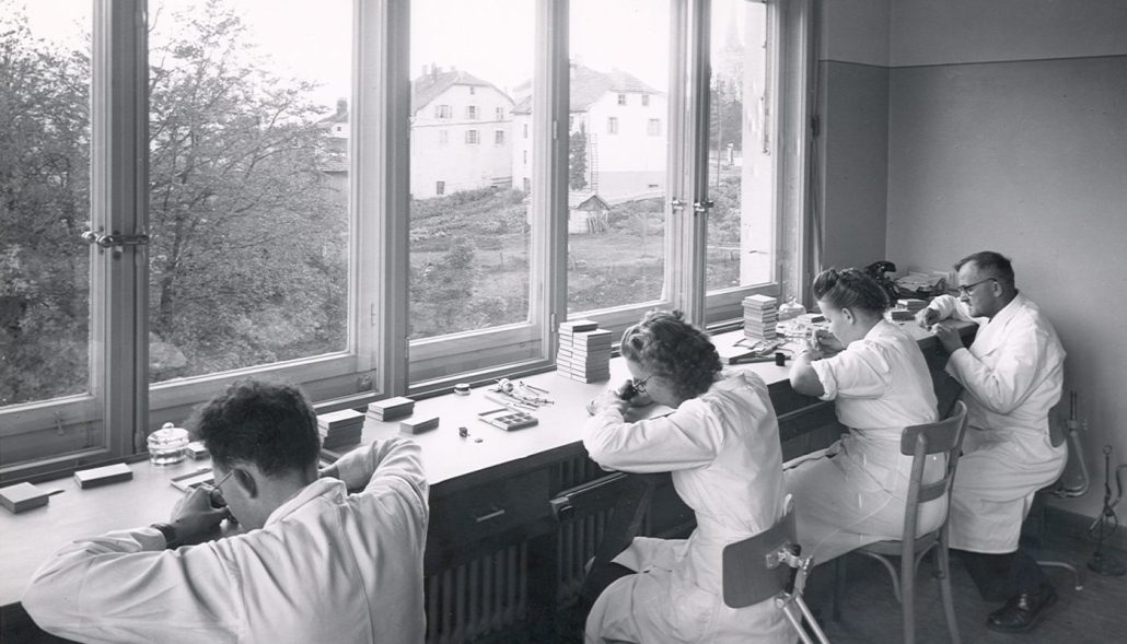 Atelier de controle qualite CAF 1950 a droite Timothee Piaget qgghsvfr12r7ibqqhcv9nwh30s1snlzjswpjlsql34