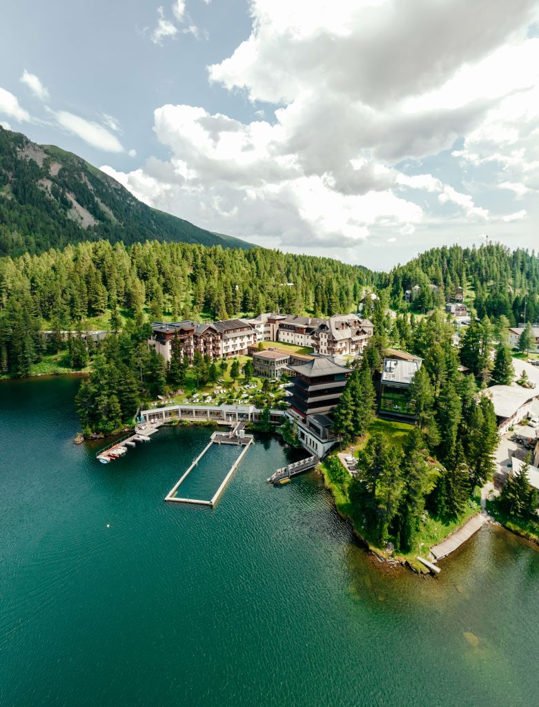 Drohnenansicht Hotel HochschobercWEKNOWMEDIA4 781x1024 1