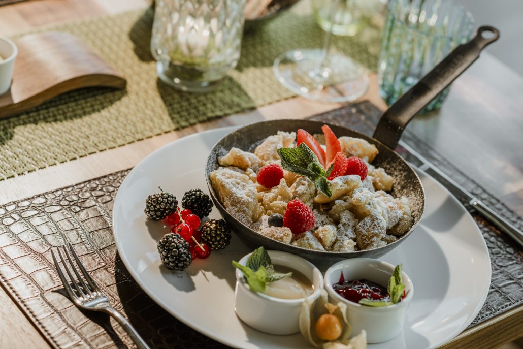 In der Outdoor Kueche gibt es regelmaessige Kochkurse fuer Suedtiroler Suessspeisen wie Kaiserschmarrn ©ASP