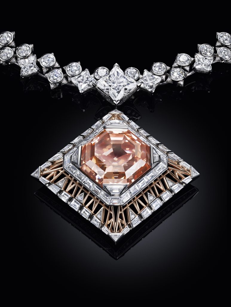 LOUIS VUITTON HJ AWAKENED STILL LIFE COEUR DE PARIS NECKLACE CLOSE UP©Thomas Legrand