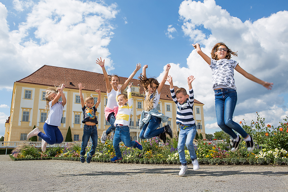 Schloss Hof Kinder springen vor SchlosscSKB Foto Astrid Knie klein Kopie