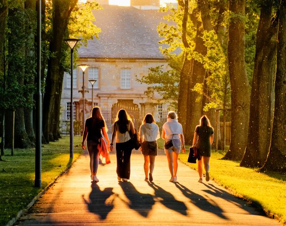 Spaziergang im Hofgarten mit Personen c Mikhail Butovskiy