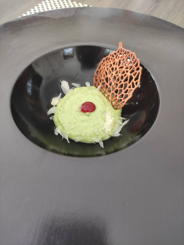 Basilikum Limonencreme mit gefrorener Pampelmuse c Kandolhu Maldives 769x1024 1