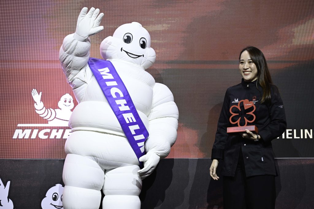 Service Award Apichaya Khomson 2 1024x683 1