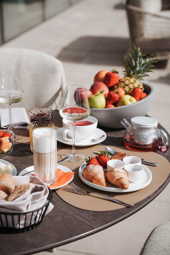 leckeres fruehstuecksbuffet hotel badia hill