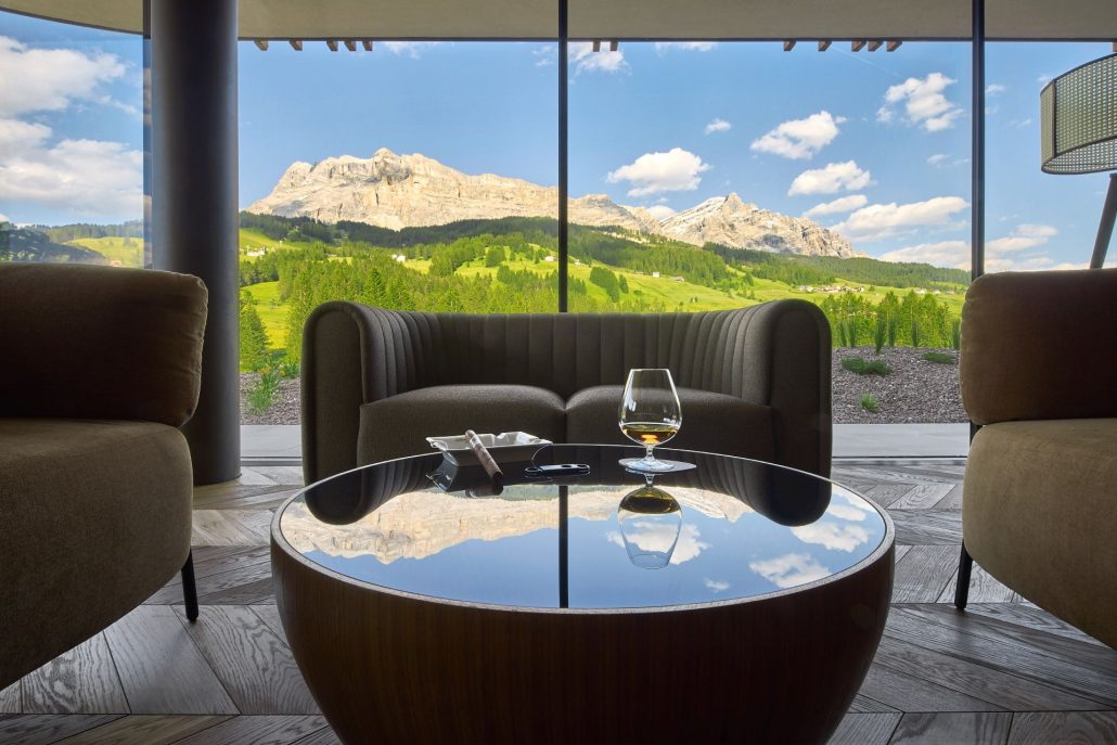 zigarrenlounge mit atemberaubendem blick auf die dolomiten c visciani photography hotel badia hill