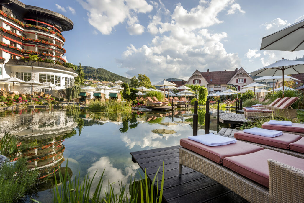 Relais Chateaux Hotel Bareiss Aussenansicht Naturschwimmteich