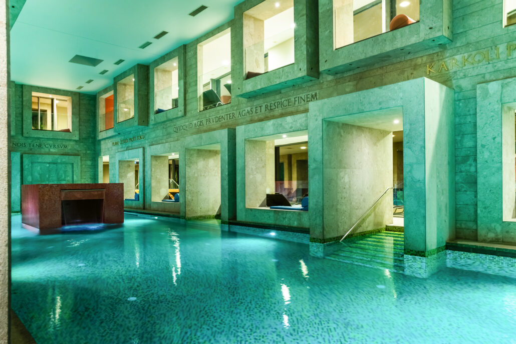 indoorpool mit wasserfall rimske terme