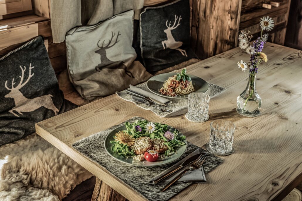 regionale schmankerl im chalet geniessen cratko photography benglerwald berg chaletdorf