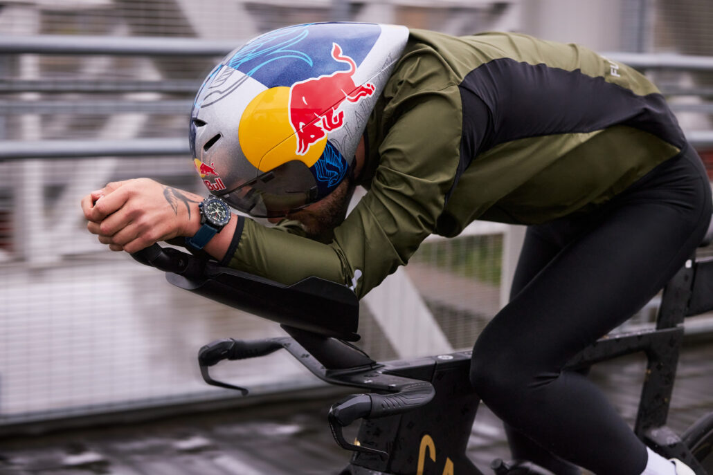 39 Breitling Triathlon Squad Sam Laidlow Endurance Pro 44 Ref. X82310D51B1S2 RGB