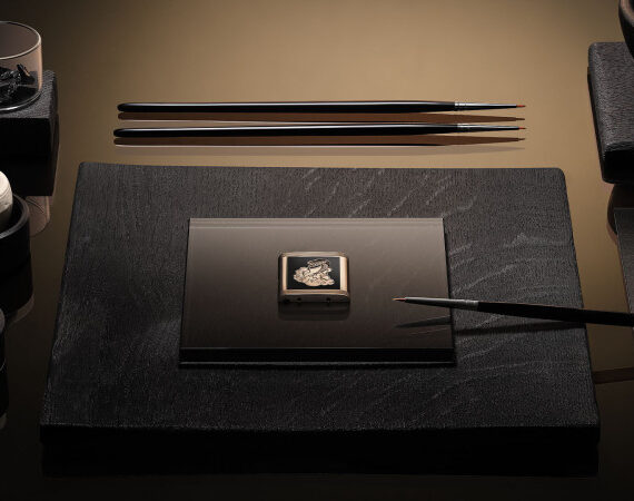 800 2024 q39324 reversotr enamelsnake savoirfaire1 16.9 srgb