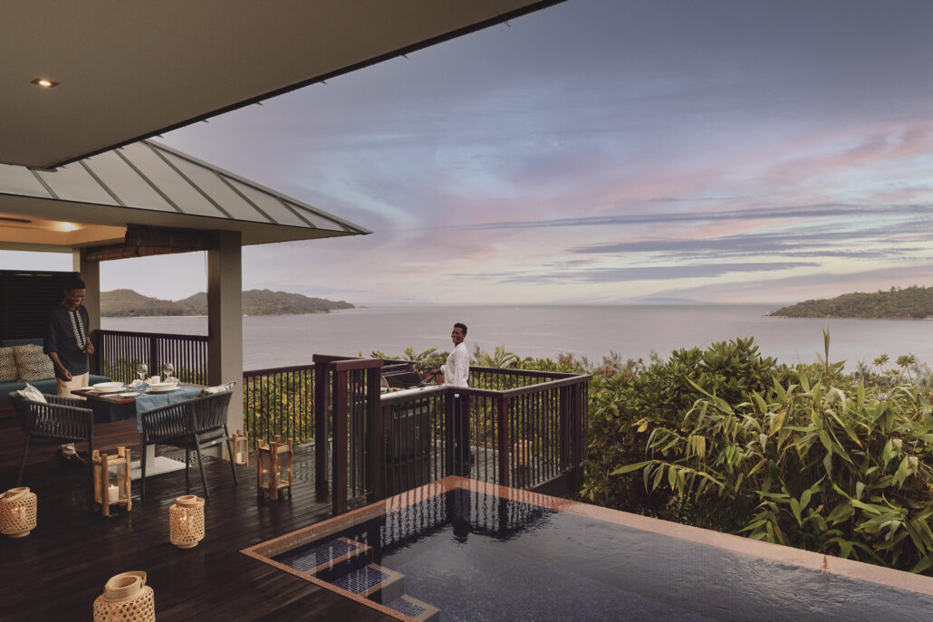 Raffles Seychelles BBQ Butler REV OVPV 195 066