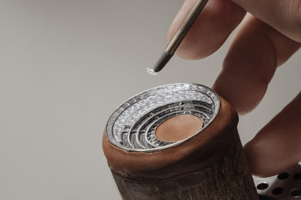 VAC Traditionnelle 6057T 000G H067%E2%80%8B MO Gemsetting 1