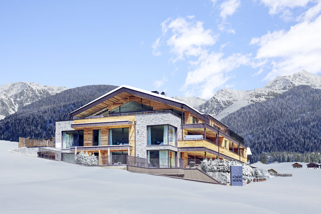aussenansicht des chalet salena im winter hotel quelle nature spa resort