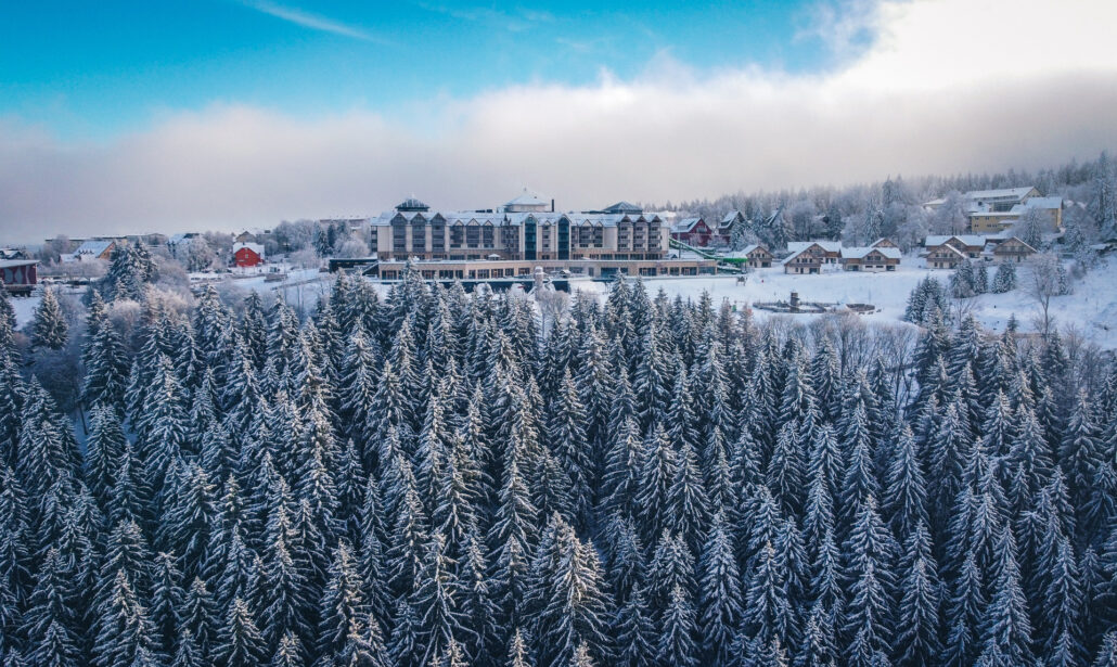 das familienresort mitten im thueringer wald im winter c ben ott film the grand green familux resort