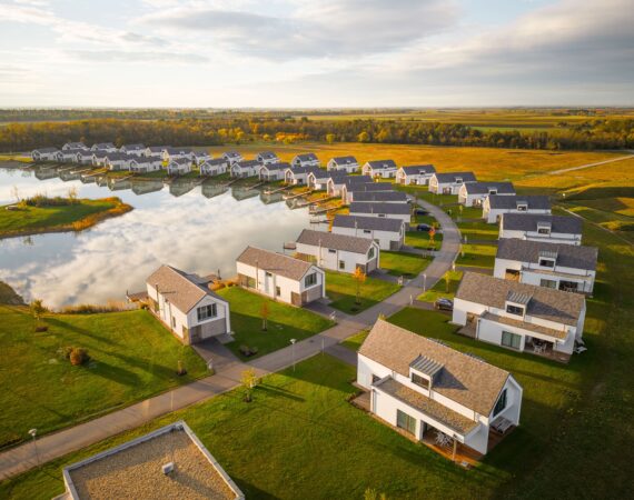herbstliche ansicht der residenzen am see vila vita pannonia