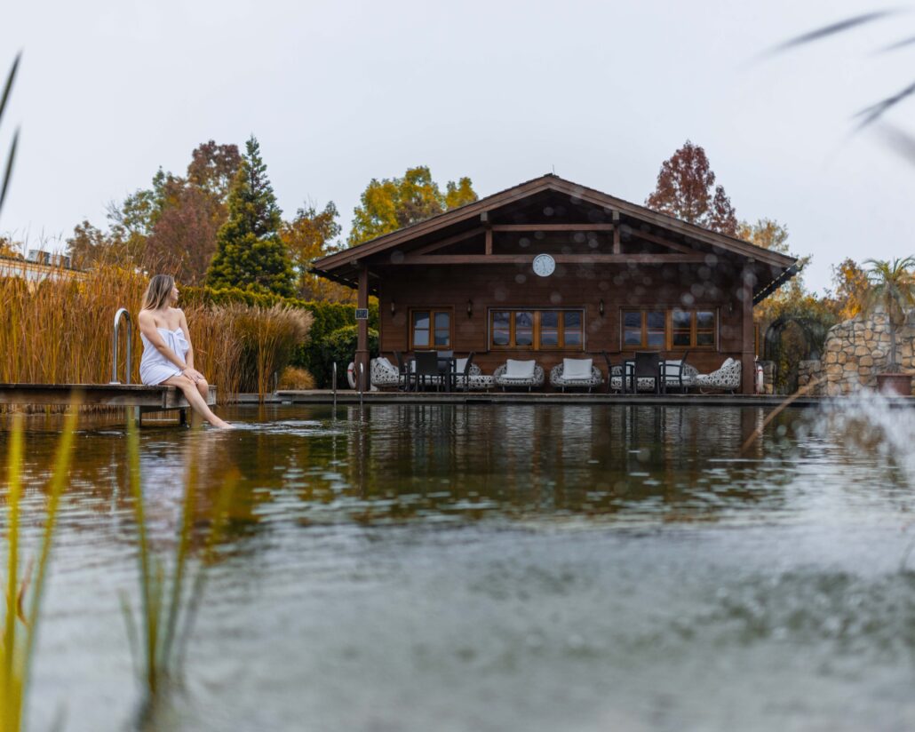 naturbadeteich im herbst vila vita pannonia