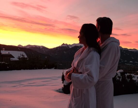 paerchen geniesst traumhaften sonnenuntergang im winter c monika majsterek tratterhof