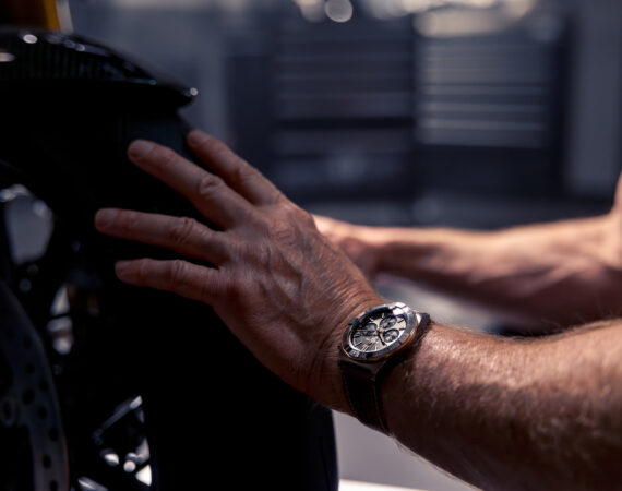 07 Breitling Chronomat B01 42 Triumph Ref. TB0134101M1X1 RGB